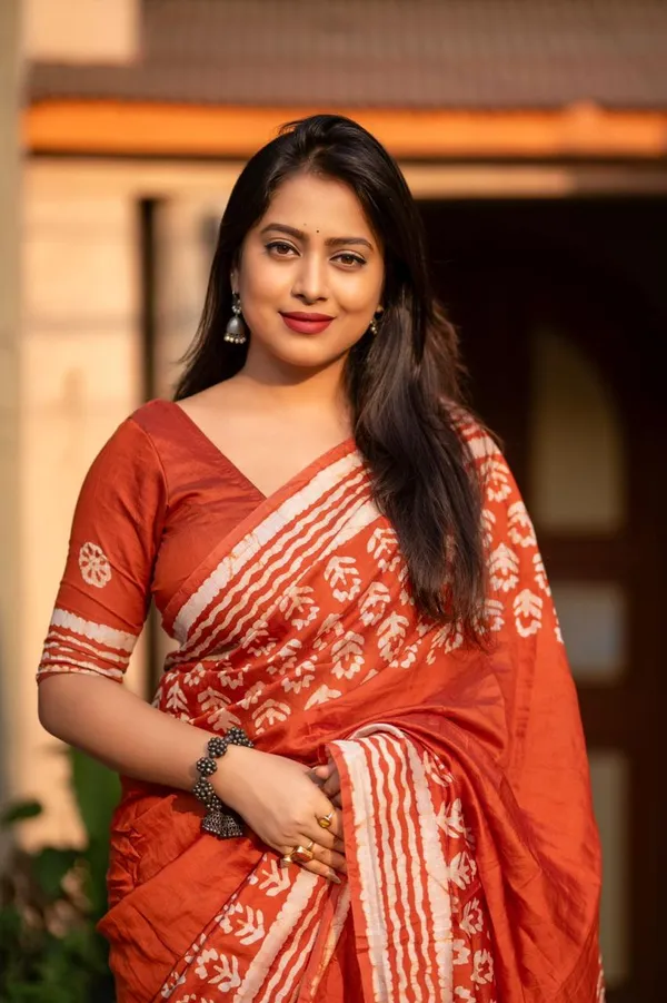Orange_Block_Print_Cotton_Saree_With_Pom_Pom_Tassels_And_Matching_Blouse_For_Women