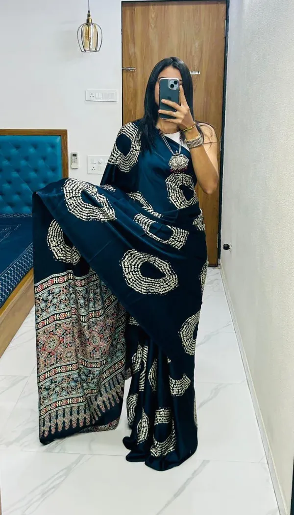 Navy_Blue_Embellished_Saree_With_Printed_Border_For_Women