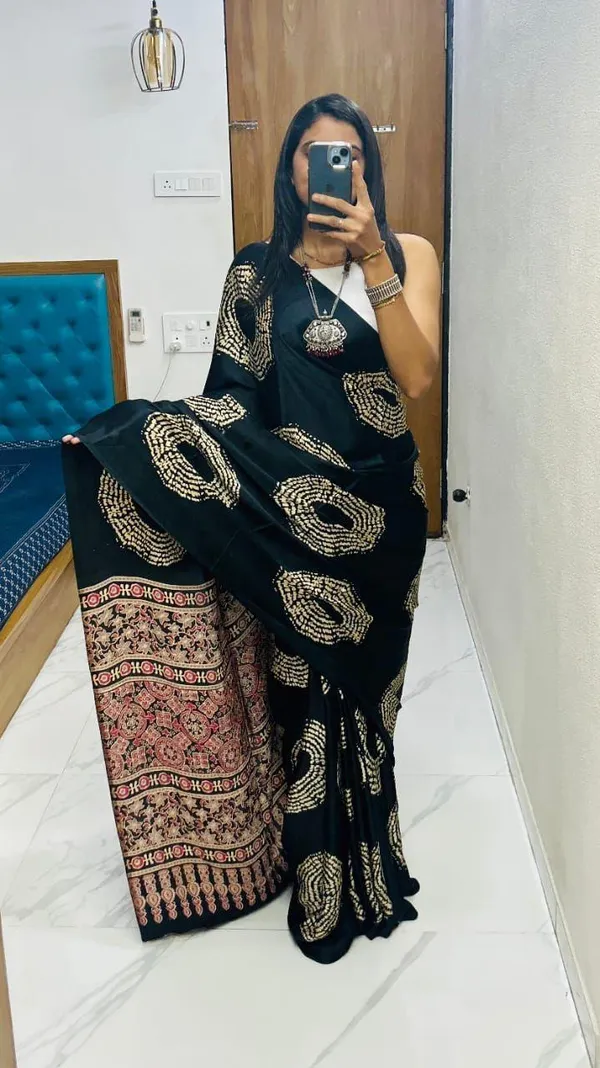 Black_Elegant_Bandhani_Print_Saree_With_Embellished_Border_For_Women