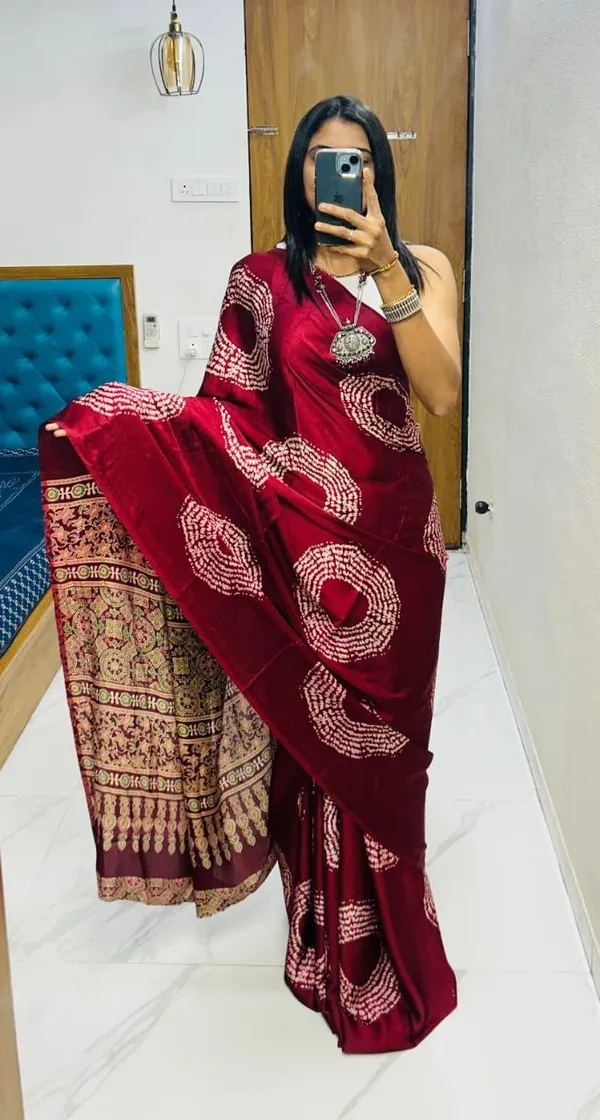Maroon_Bandhani_Silk_Saree_With_Zari_Border_For_Women
