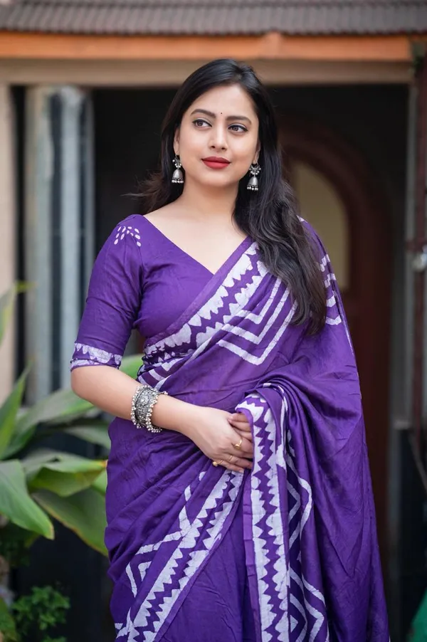 Purple_Geometric_Print_Cotton_Saree_With_Zigzag_Pattern_And_Tassel_Border_For_Women