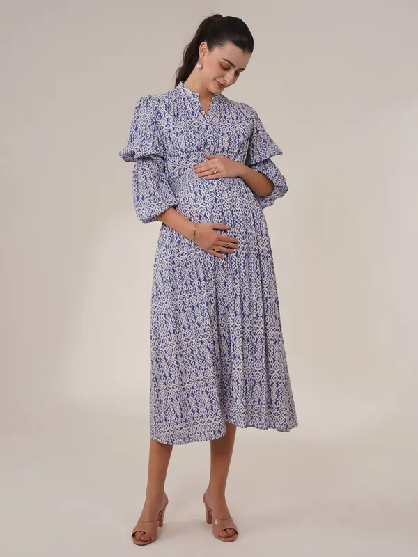 Blue_&_White_Indigo_Bloom_Tiered_Maternity_Dress