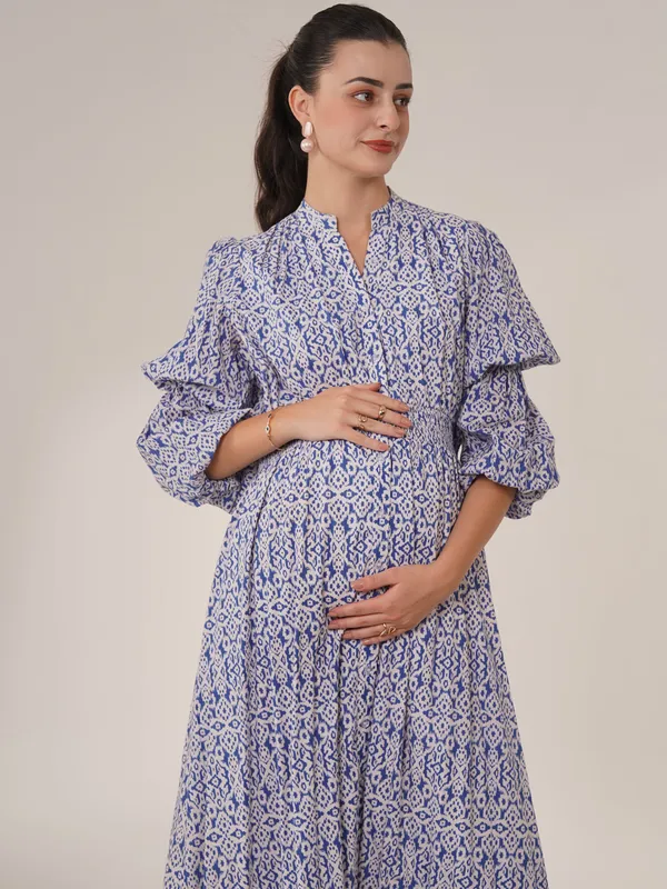 Blue_&_White_Indigo_Bloom_Tiered_Maternity_Dress