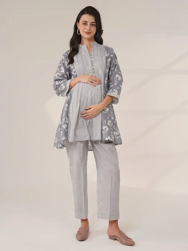 Grey_Pinstripe_&_Floral_Stripes_&_Florals_Maternity_Co-Ord_Set