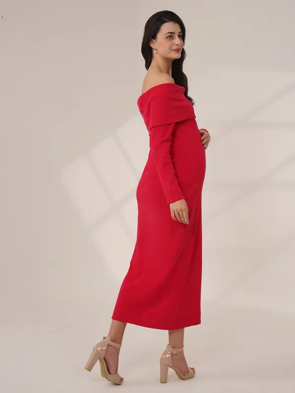 Scarlet_Off-Shoulder_Maternity_Gown