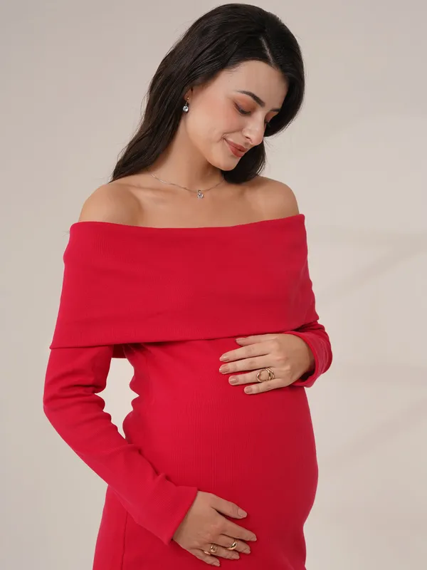 Scarlet_Off-Shoulder_Maternity_Gown