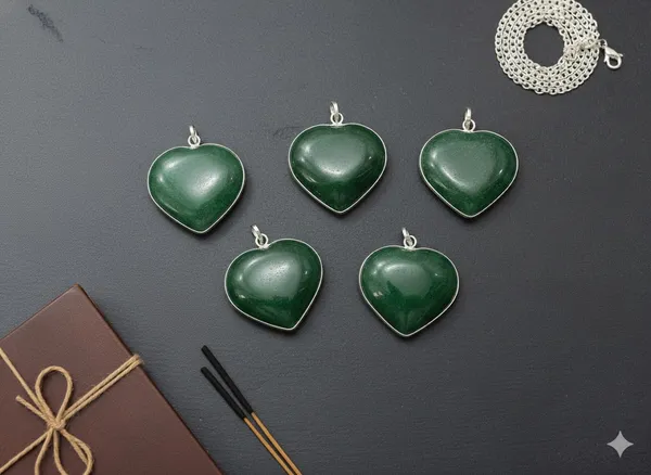 Green_Jade_Heart_Pendant_Necklace_With_Silver_Chain