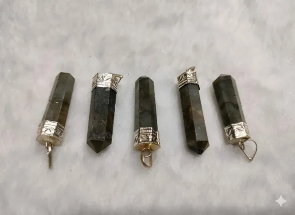 Labradorite_Cylindrical_Gemstone_Pendant_With_Silver_Cap