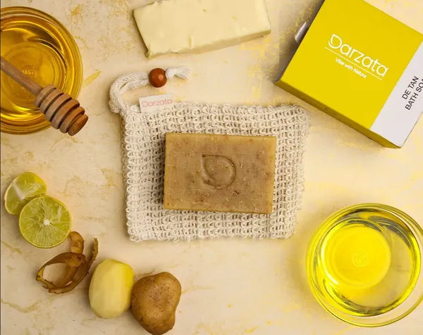 FOR_DRY_SKIN:_De_Tan_Soap_Bar