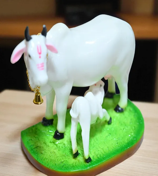 White_Marble_Premium_&_Elegant_Kamadhenu_Idol