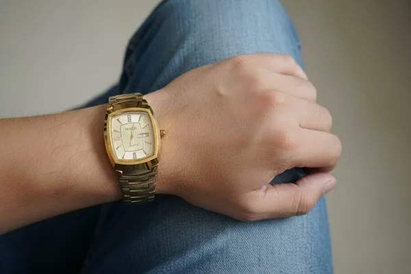Ultra_Slim_Golden_Metal_Matiriyal_Premium_&_Elegant_Watch_For_Men