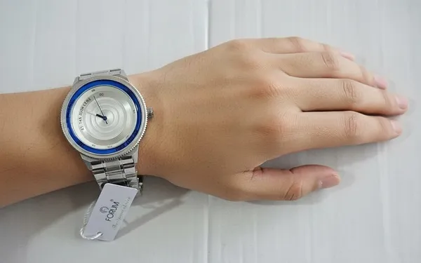 Ultra_Slim_Golden_&_Silver_Metal_Matiriyal_Premium_&_Elegant_Watch_For_Men