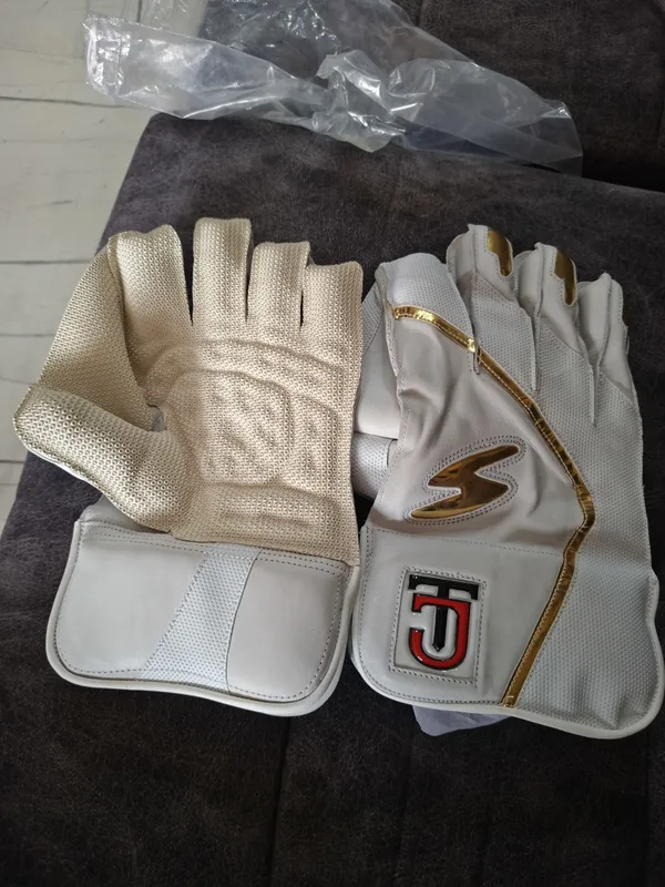 White_&_Gold_Premium_Leather_Wicket_Keeping_Gloves_For_Men_&_Women_And_Youth