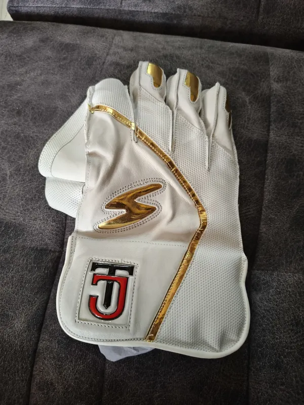 White_&_Gold_Premium_Leather_Wicket_Keeping_Gloves_For_Men_&_Women_And_Youth