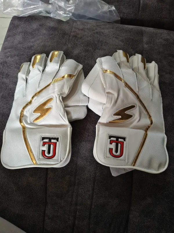 White_&_Gold_Premium_Leather_Wicket_Keeping_Gloves_For_Men_&_Women_And_Youth
