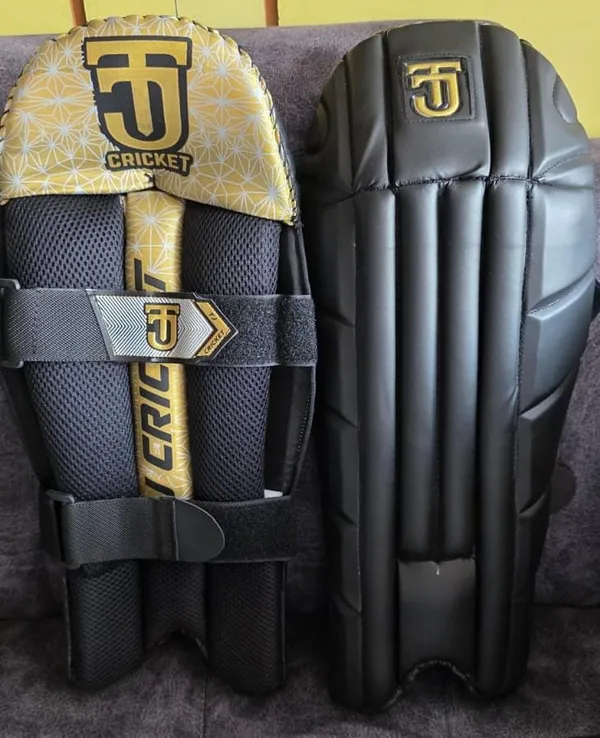 WICKET_KEEPER_BLACK_LEGACY_PADS_