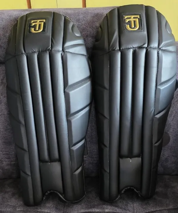 WICKET_KEEPER_BLACK_LEGACY_PADS_