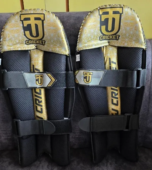 WICKET_KEEPER_BLACK_LEGACY_PADS_