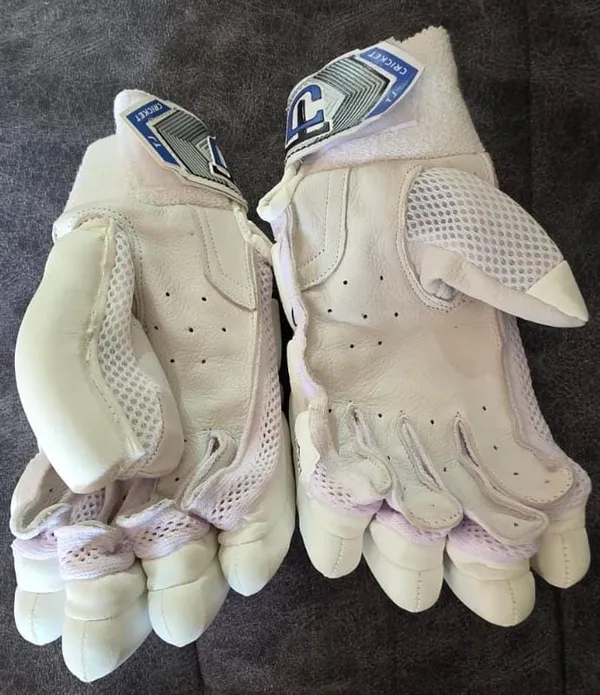 White_Test__Batting_Gloves