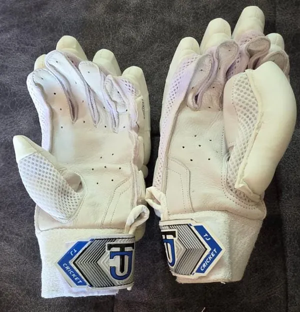 White_Test__Batting_Gloves