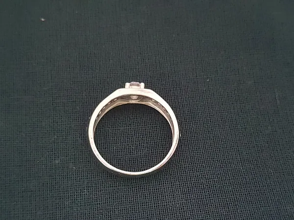 RINGS_>_GENTS_RINGS