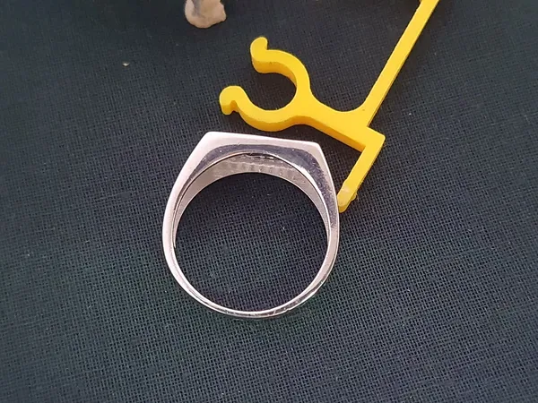 RINGS_>_GENTS_RINGS