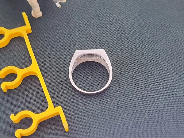 RINGS_>_GENTS_RINGS