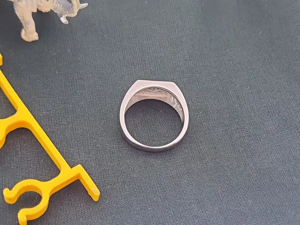 RINGS_>_GENTS_RINGS