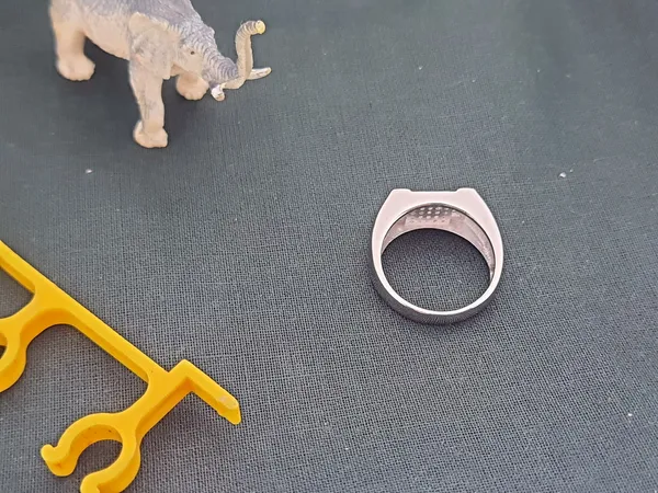 RINGS_>_GENTS_RINGS