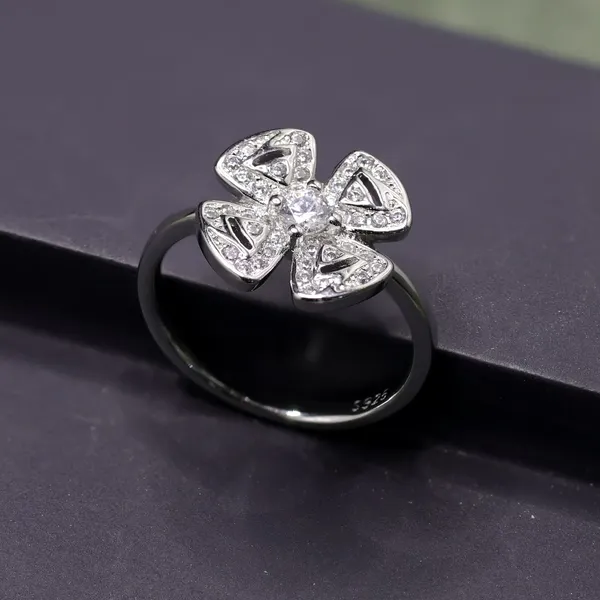 RINGS_>_LADIES_RINGS