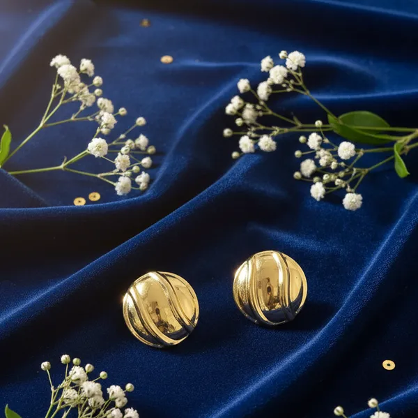 Golden_Elegant_Round_Wave_Design_Stud_Earrings