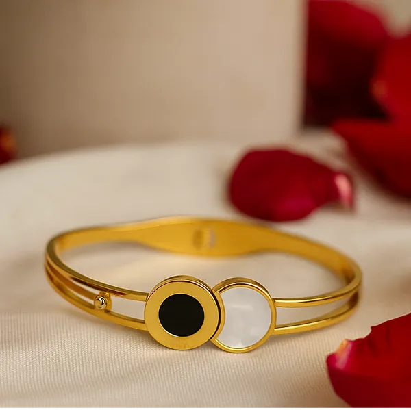 Anti-Tarnish_Dual_Charm_Black_&_White_Bracelet_Gold_Finish
