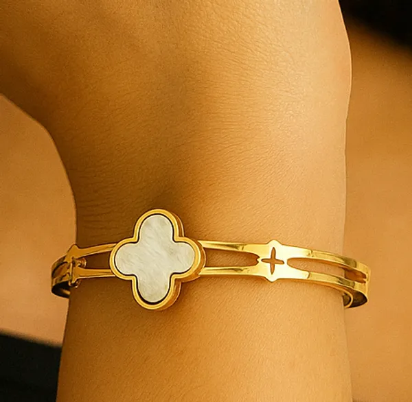 Anti-Tarnish_White_Clover_Charm_Bracelet_Gold_Finish