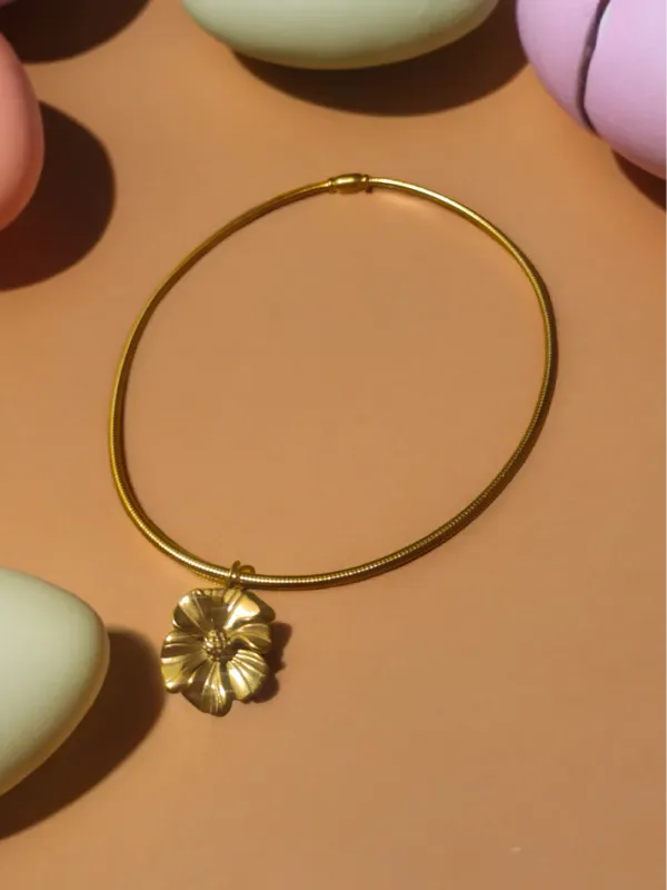 Elegant_Gold-Tone_Floral_Medallion_Pendant_Necklace