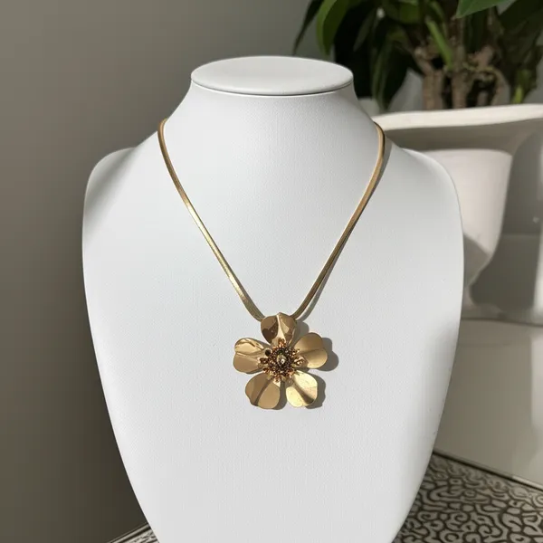 Golden_Blossom_Flower_Pendant_Necklace