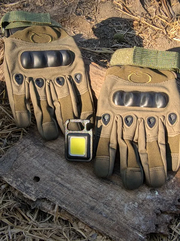 Tactical_Glove_and_Multicolor_Rechargeable_Cob_Keychain_Flashlight