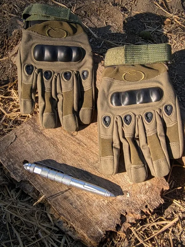 Tactical_Glove_and_Silver_Tactical_Edc_Pen