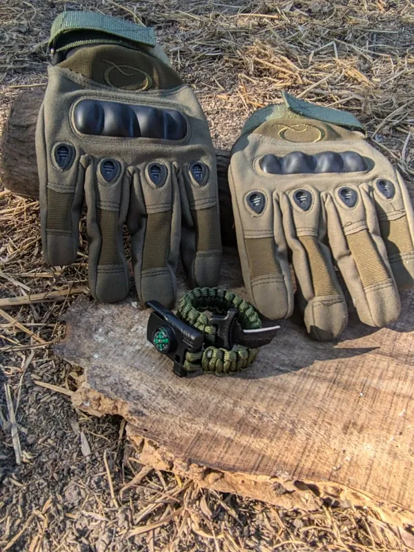 Tactical_Glove_and_Paracord_Bracelet_With_Knife