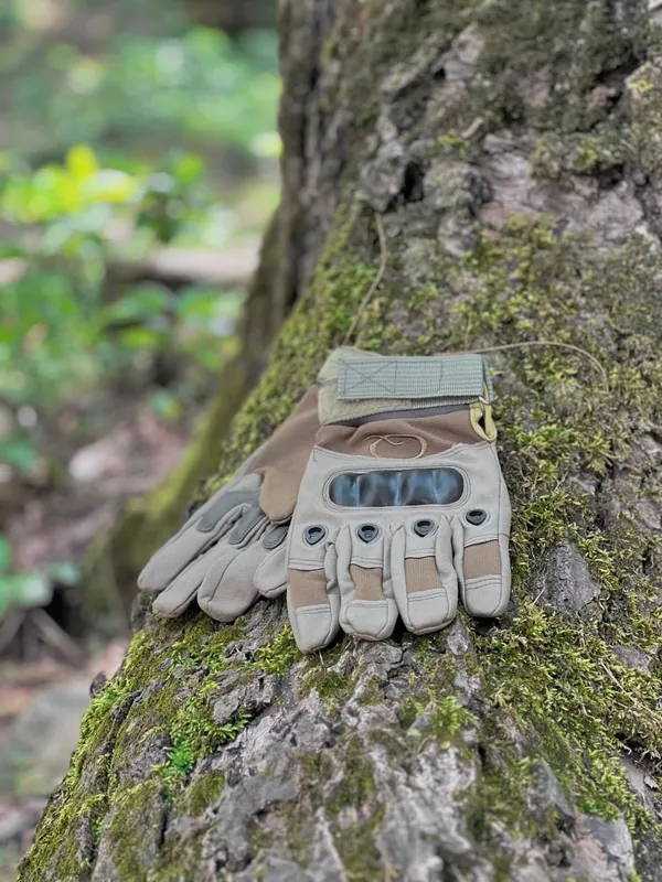 Tactical_Glove_and_Paracord_Bracelet_With_Knife