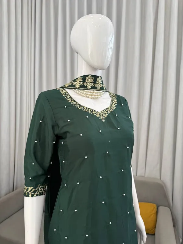 Heavy_Crepe_Designer_Festive_Wear_Suit