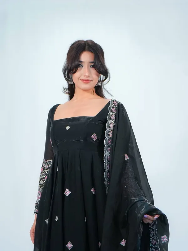 Fendy_Silk_Elegant_Anarkali_Party_Set