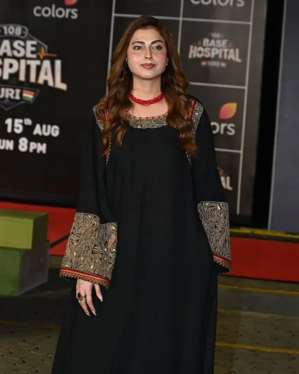 Kashmiri_Style_Slub_Rayon_Tunic_Palazo_Set_with_Thread_Work_and_Lace_Dupatta_Black