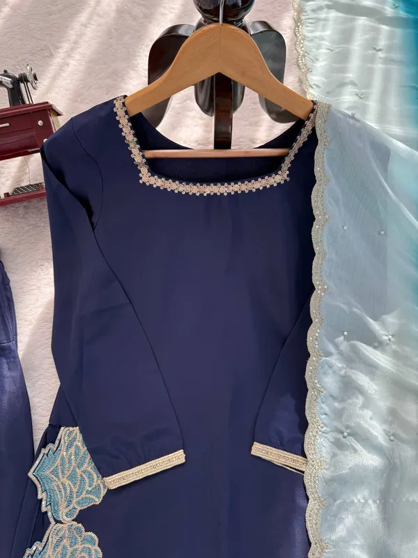 Chinon_Dupatta_Elegant_Festive_Outfit_Set