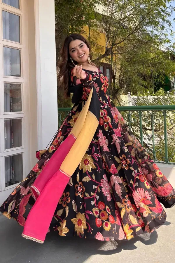 Tabby_Organza_Anarkali_Set_with_Digital_Print_7_Meter_Flair_and_Lace_Dupatta_Black