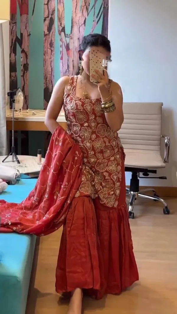 Red_Elegant_Design_Simmer_Silk_Kurta_Set_For_Women