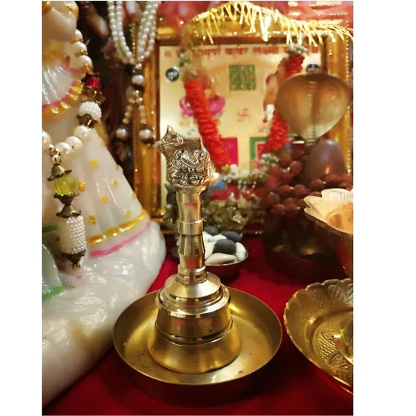 Yellow_Brass_Temple_Bell_With_Nandi_On_Top_For_Home_And_Temple