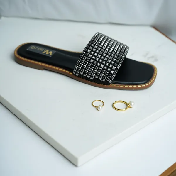 Black_Noir_Élise_Crystal_Slide