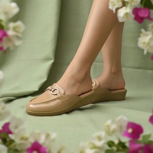 Elira_Heritage_Mule_Loafers_–_Sand_Beige_Gold-Link_Flats