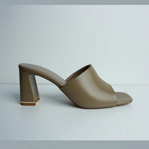 Sculpted_Block-Heel_Leather_Mule_in_Sandstone_Taupe