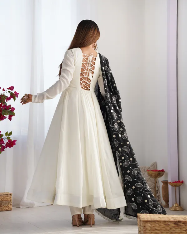 Black__Real_Modeling_Pure_Soft_Organza_Silk_Fully_Flair_Kali_Pattern_Anarkali_With_Dupatta_&_Pent